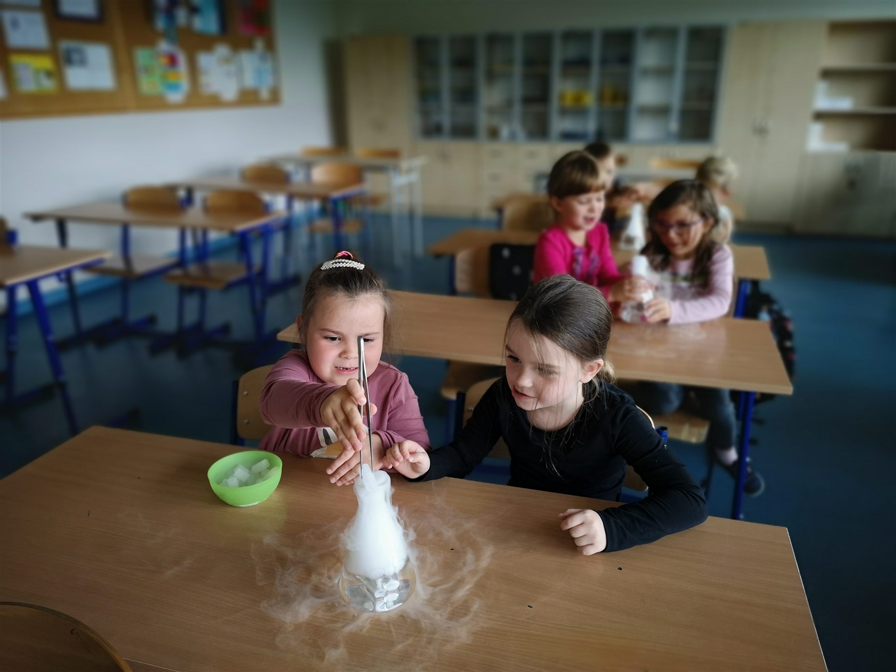 Dzieci samodzielnie wykonujące eksperyment