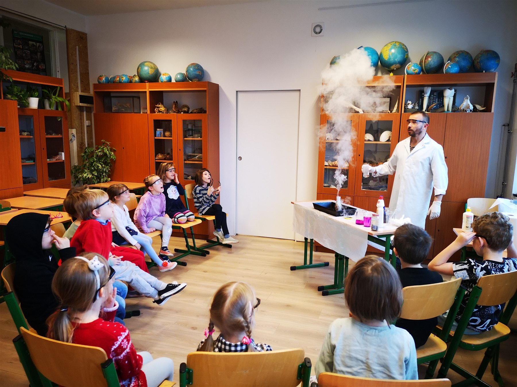 Pokaz eksperymentów dla dzieci podczas zajęć Mądrej Głowy