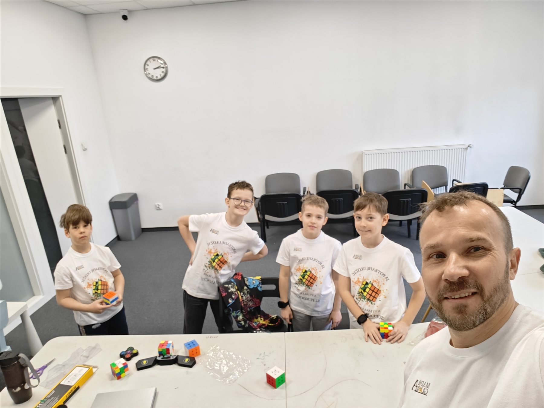 Grupa uczestników zajęć z kostki Rubika